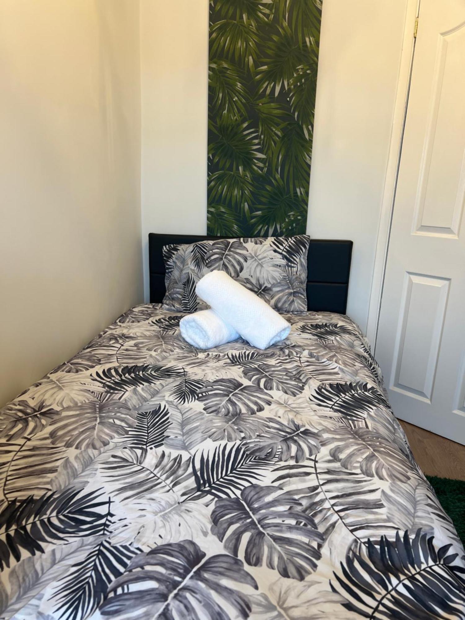 Double Room In Great Barr Near M5 - M6 - Parking - Tv Bed-Garden เบอร์มิงแฮม ภายนอก รูปภาพ